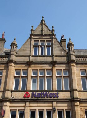 Brighouse, West Yorkshire, Birleşik Krallık - 21 Temmuz 2021: Brighouse, West Yorkshire, bir doğubatı bankasının önü Birleşik Krallık görüşü.