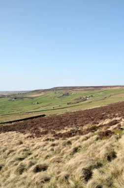 Batı Yorkshire 'daki Calder Vadisi' nin manzarası. Pennine çiftlikleri ve tepeleri çevreleyen ön planda Midgley bozkırları var.