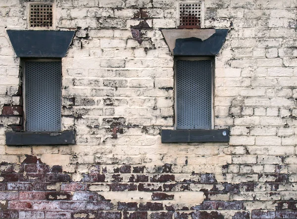 Peeling White Painted Brick Wall Abandoned Building Blocked Windows — Stock Photo, Image