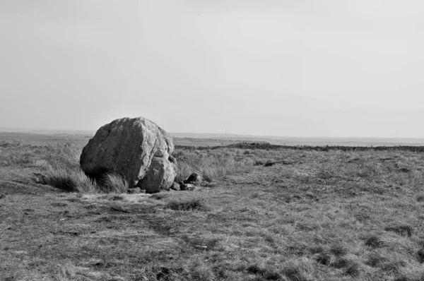 Monochrome View Large Old Boulder Standing Stone Midgley Moor West — Stock Photo, Image