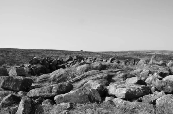 Midgley Bozkırındaki Değirmencilerin Mezarı Olarak Bilinen Cairn Tepesindeki Tek Renkli — Stok fotoğraf