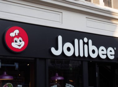 Leeds, Batı Yorkshire, Birleşik Krallık - 25 Ağustos 2021: bir jollibee restoranının üzerine imza ve logo at ve Briggate Leeds 'e götür.