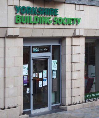 Leeds, Batı Yorkshire, Birleşik Krallık - 25 Ağustos 2021: Leeds Leggate 'deki Yorkshire İnşaat Topluluğu' nun bir şubesinin üzerinde imza ve logo.