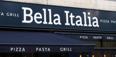Leeds, Batı Yorkshire, Birleşik Krallık - 25 Ağustos 2021: Leeds 'de Briggate' de bir bella makarna restoranının üzerinde slogan ve logo