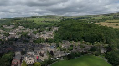 Yeşil tepelerin ve köyün manzarası