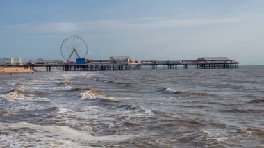 Blackpool merkez rıhtımında yaz güneşinin altında deniz ile çevrili gelgitte