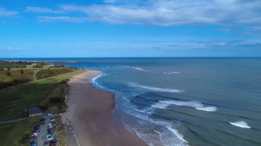 Kumlu plaj ve okyanus havadan görünümü