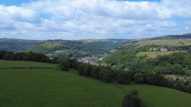 Bulutlu Gökyüzünün altındaki yemyeşil tepeler
