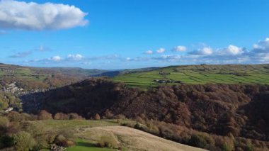 Yuvarlanan tepeler masmavi gökyüzünün altında