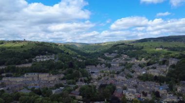 Yeşil tepelerin ve evlerin havadan görünüşü