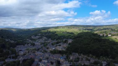 Yeşil tepelerin ve evlerin havadan görünüşü