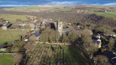 Ağaçlarla çevrili kilisenin havadan görünüşü