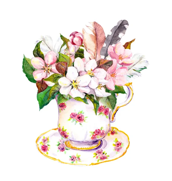 Розовые цветы, винтажные перья в чашке чая. Акварель — стоковое фото