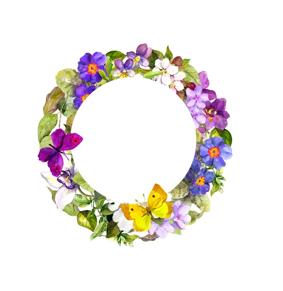 Grinalda floral - flores de prado, grama selvagem e borboletas de primavera — Fotografia de Stock