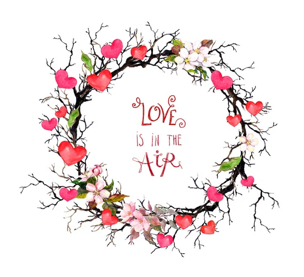 Motiváció betű idézet Szerelem van a levegőben virágkoszorúban - ágak tavaszi virágokkal, szívekkel. Vízfestékkör keret — Stock Fotó