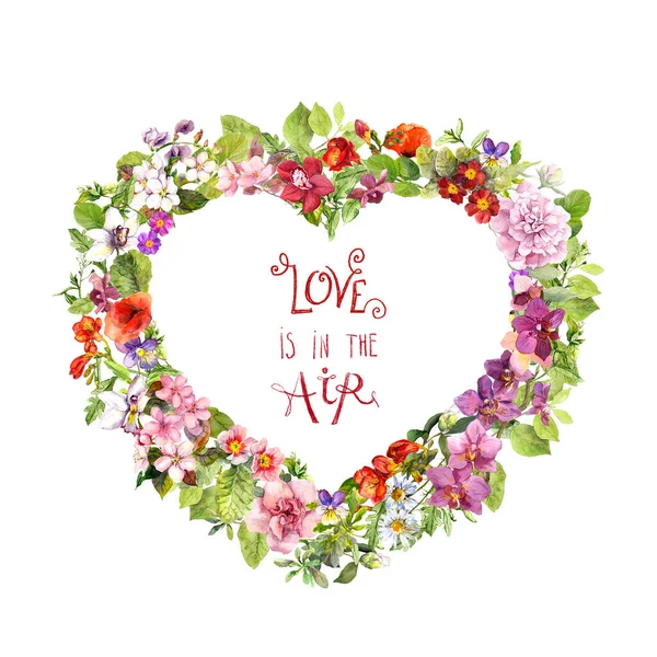 Květinové srdce tvar, motivovat citát Láska je ve vzduchu. Letní květiny, luční byliny, divoká tráva. Akvarel na Valentýna, svatba — Stock fotografie