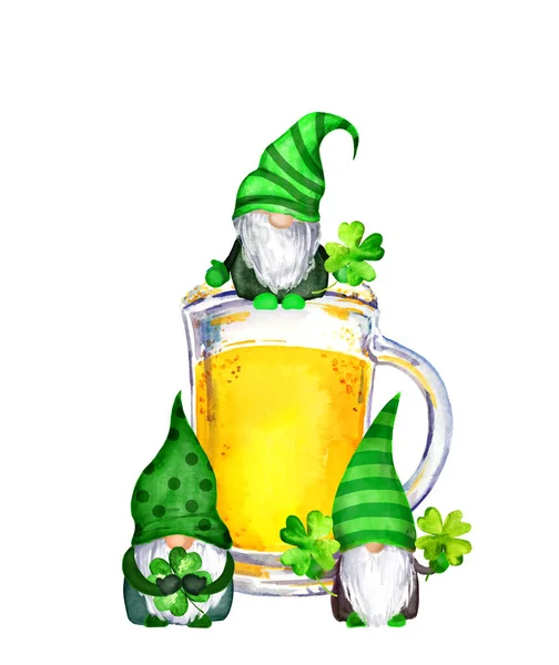 Tři gnómové v irských zelených barvách s pivním džbánem, čtyři šťastné listy stroužků. Akvarel — Stock fotografie
