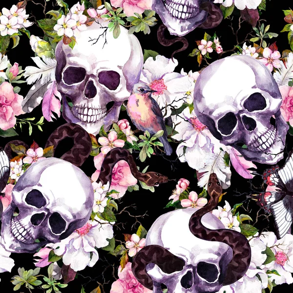 Ludzkie czaszki, kwiaty, motyle, wąż. Płynny wzór na czarnym tle. Akwarela — Zdjęcie stockowe