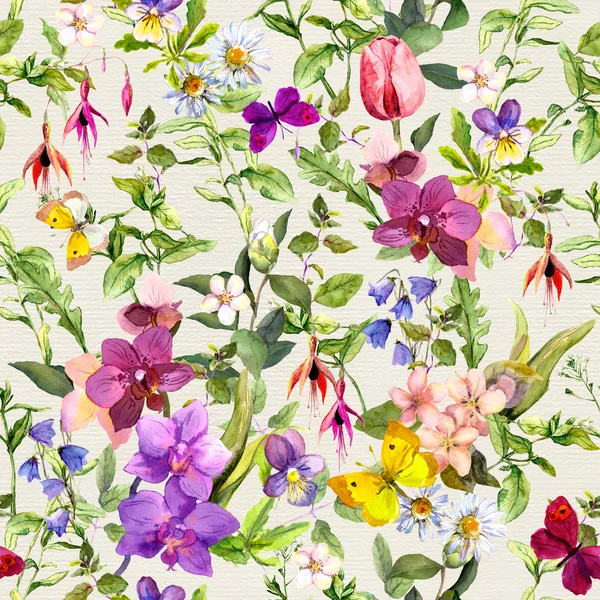 Sömlös bakgrund - blommor och fjärilar. Ängen blommönster för inredning. Akvarell — Stockfoto