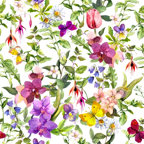 シームレスな壁紙 - 花と蝶。インテリア デザインのための牧草地花柄。水彩 — ストック写真