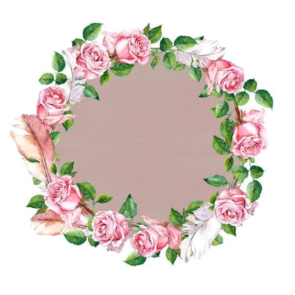 Corona de flores de rosa con plumas. Borde del círculo floral. Acuarela —  Fotos de Stock