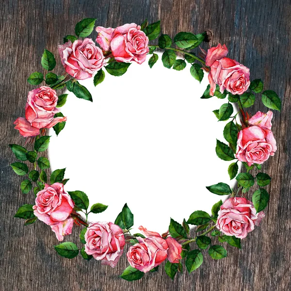 Corona de flores de rosa sobre fondo de madera. Borde del círculo floral. Acuarela —  Fotos de Stock