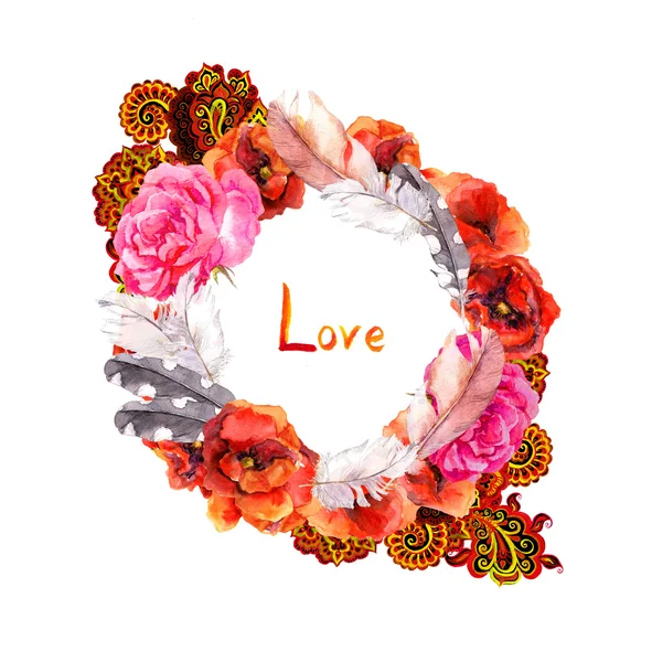 Цветочный венок для свадебной открытки. Текст любви, красные маки, розы и перья. Рамка круга акварелью с орнаментом — стоковое фото