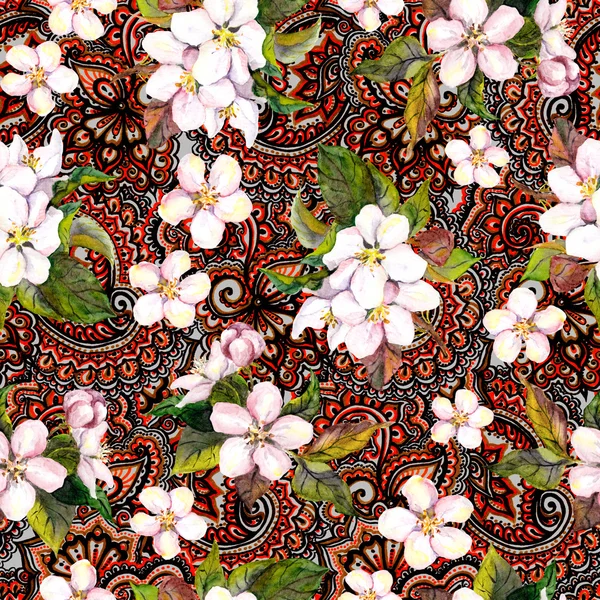 Blumen wiederholendes dekoratives Muster mit Blütenblumen. Sakura-Kirsche, Apfelbaumblüten auf indischen Ornamenten. Aquarell — Stockfoto