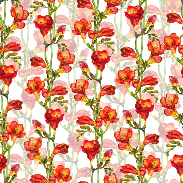 Бесшовный цветочный шаблон с красными цветами freesia и зелеными бутонами — стоковое фото