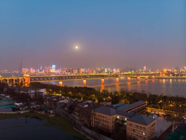 Hubei, Çin 'de Wuhan şehrinin gökyüzü manzarası