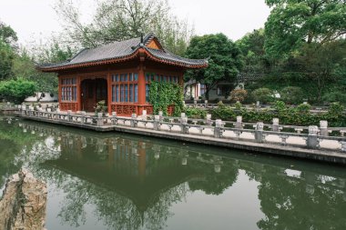 Doğu Gölü, Wuhan, Hubei 'deki Moshan Bonsai Bahçesi' nin ilk bahar manzarası