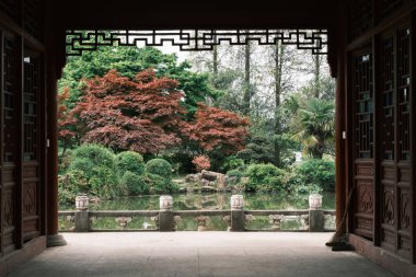 Doğu Gölü, Wuhan, Hubei 'deki Moshan Bonsai Bahçesi' nin ilk bahar manzarası