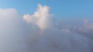 Yazın Wuhan 'ın güzel gökyüzü manzarası.