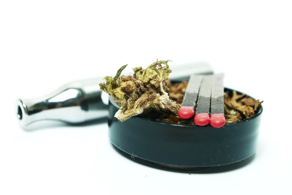 Електронна сигарета марихуани і конопель бур'янів e сигарети — стокове фото
