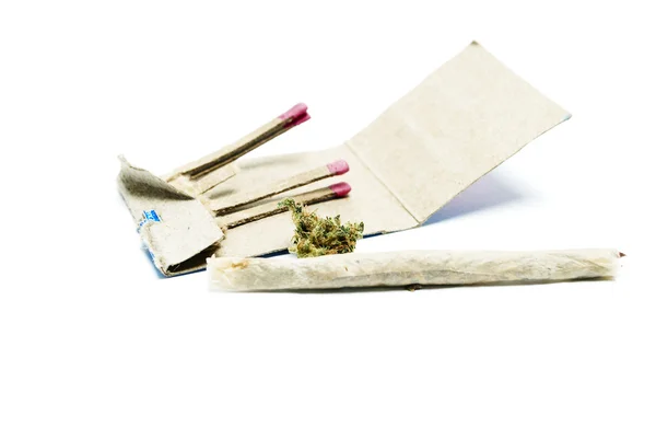 Marihuana und Cannabis auf weißem Hintergrund — Stockfoto