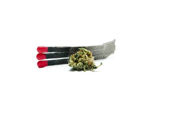 Marihuana i marihuana na białym tle — Zdjęcie stockowe