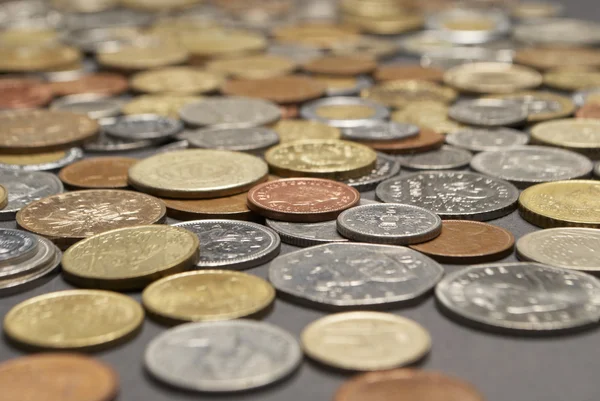 Währung Und Geld Münzen Auf Weißem Hintergrund — Stockfoto