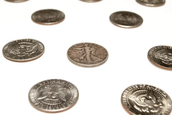 Peníze, mince na bílém pozadí — Stock fotografie