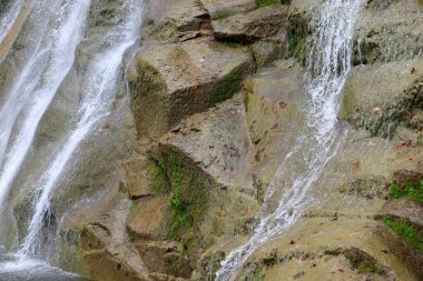 Kayalık yüzeyde çağlayan su