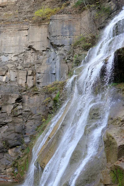 Şelale kayalık kayalıklardan aşağı dökülüyor.