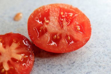 Dilimlenmiş kırmızı domates, yakın görüş