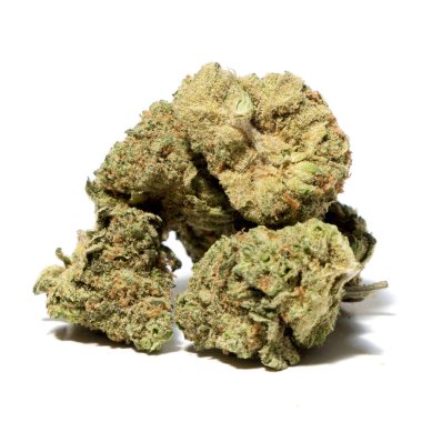 Esrar ve esrar tomurcukları, beyaz arka planda izole edilmiş.