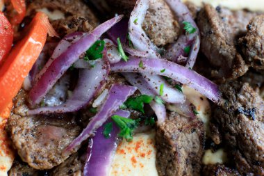 Lezzetli ızgara biftek ve humus menüsü. Yakın plan.