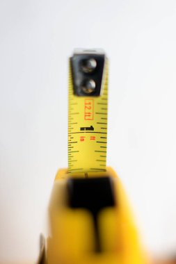 Beyaz arkaplanda sarı mezura, seçici odak