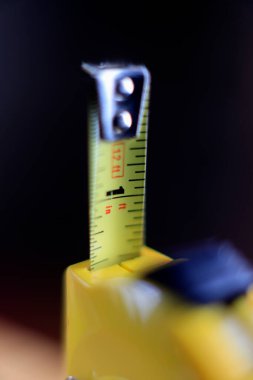 Kapat - masanın üzerindeki sarı şeritli ölçü