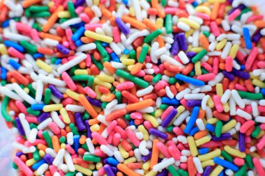 Çocuklar için bir sürü renkli şeker.
