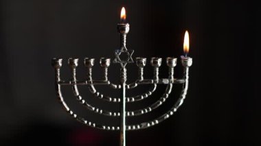 Hanukkah Menorah 'ın İlk Gecesi Işık, İnanç ve Geleneğin Sembolü