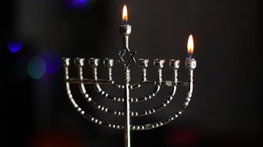Hanukkah Menorah 'ın İlk Gecesi Işık, İnanç ve Geleneğin Sembolü