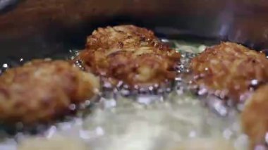 Hanuka için Cızırdayan Tava Kızarmış Patates Latkeleri Kapatın