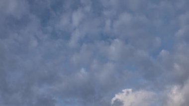 Dağınık bulutlu mavi gökyüzü, huzurlu atmosfer